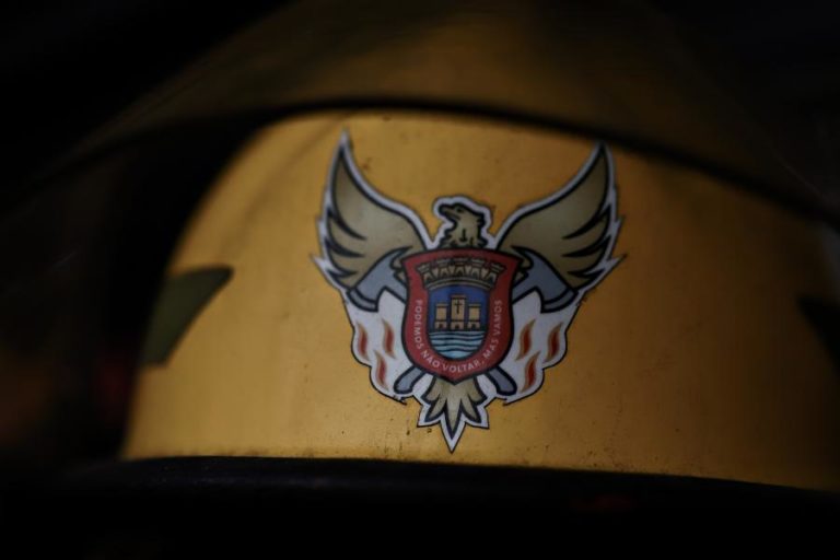 Incêndio industrial em Camarate já está dominado – Bombeiros de Lisboa