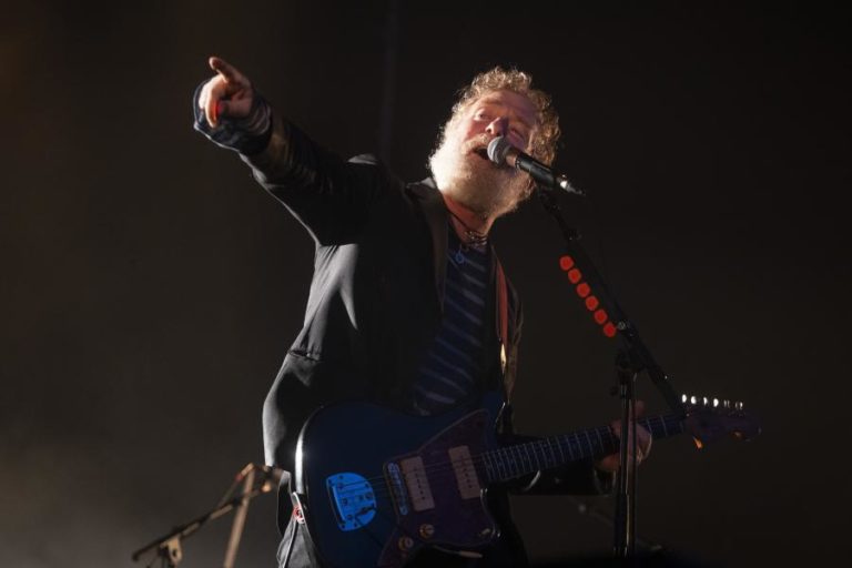Músico e ator irlandês Glen Hansard morreu em acidente de moto aos 56 anos