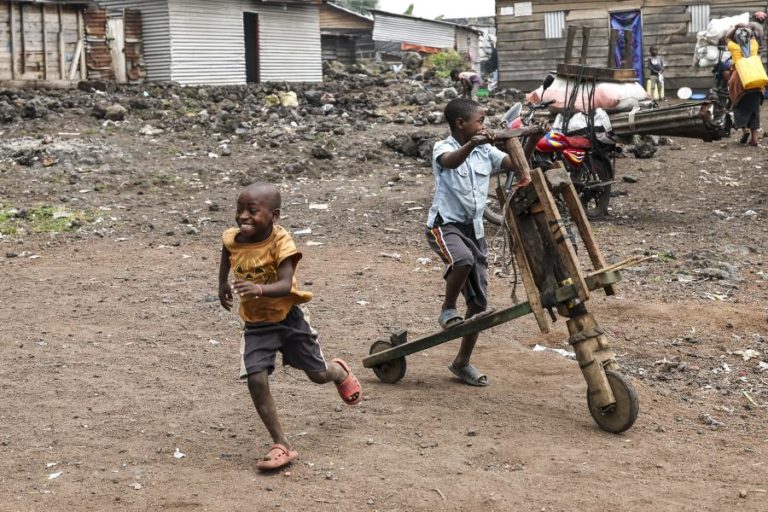 Pelo menos 189 crianças morreram no surto de ébola na República Democrática do Congo