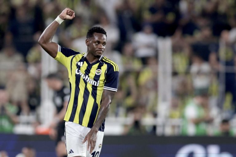 Jhon Durán reforça Benfica por empréstimo do Al Nassr