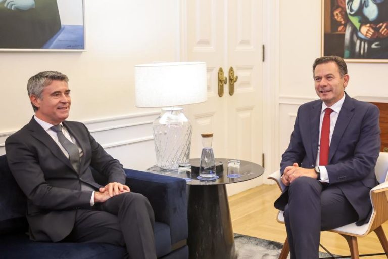 Montenegro e Carneiro reúnem-se hoje à tarde em São Bento sobre polémicas com Luís Neves