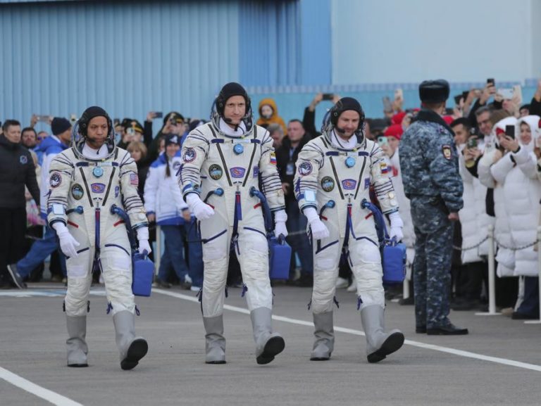 Tripulação espacial russo-americana aterra em segurança no Cazaquistão