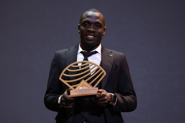Queniano Emmanuel Wanyonyi bate recorde mundial dos 1.000 metros