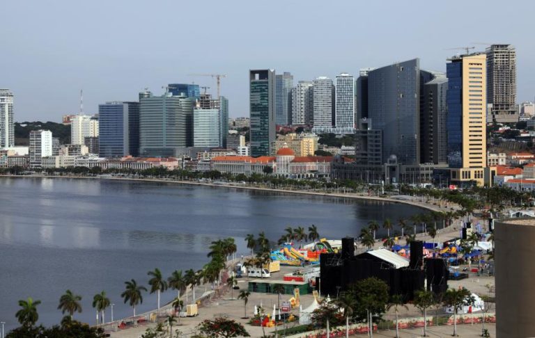 Três pessoas detidas em Luanda na posse de 123 passaportes angolanos