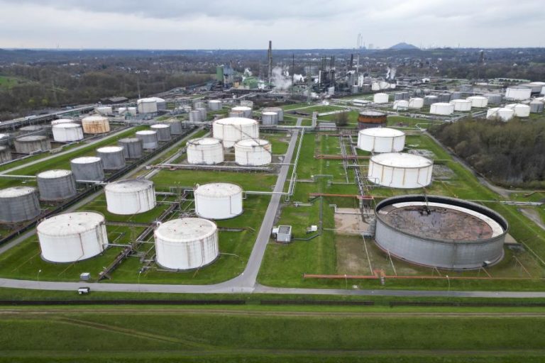 Petróleo Brent sobe 5% para 87 dólares após novos ataques no Médio Oriente