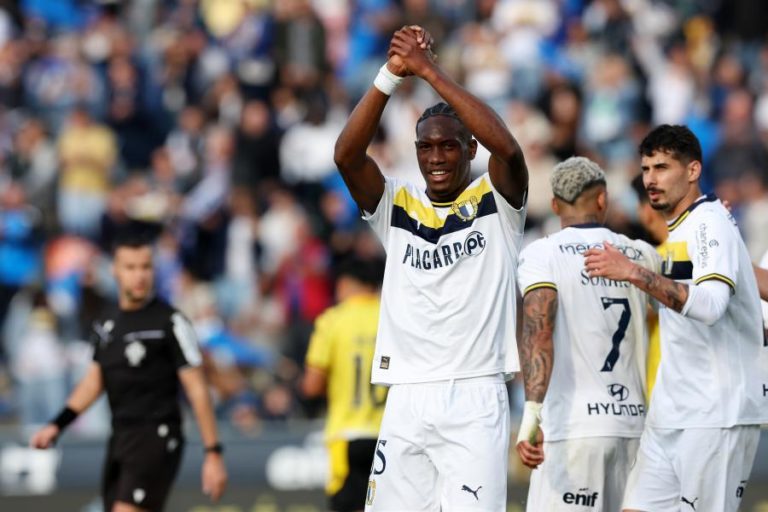 Defesa-central Ibrahima Ba assina pelo Sporting por cinco anos