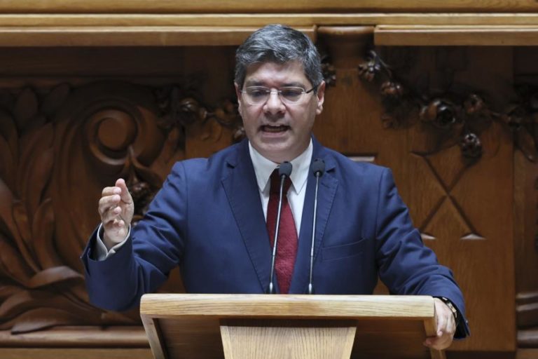PS acusa Fernando Alexandre de negligência e coloca-o no “mesmo patamar da ministra da Saúde”