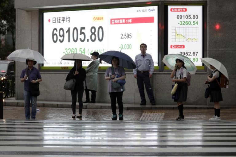 Nikkei perde 2,11% com novas quedas no setor dos semicondutores e da IA