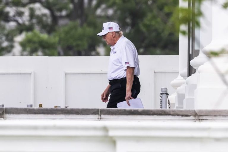 Eurodeputados querem que Comité de Ética da FIFA investigue prémio atribuído a Trump