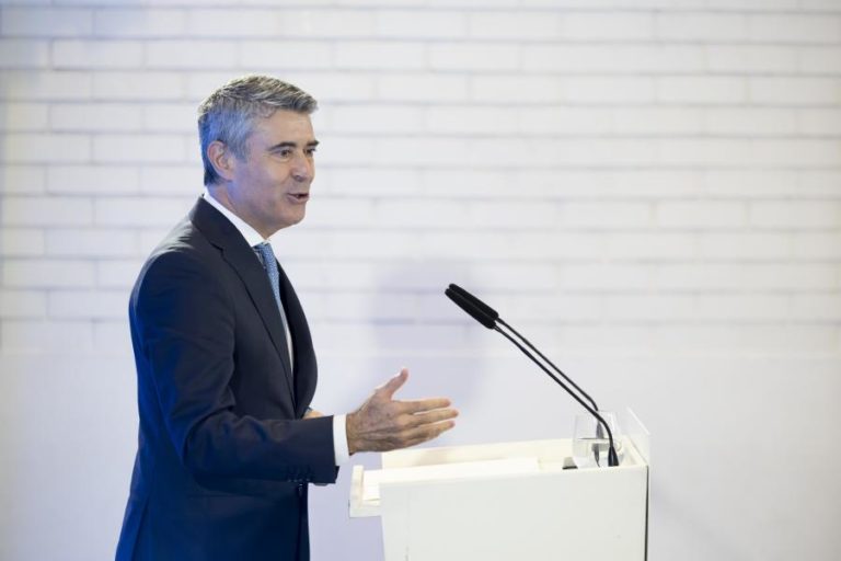 Carneiro acusa primeiro-ministro de “insensibilidade atroz” sobre  exames nacionais