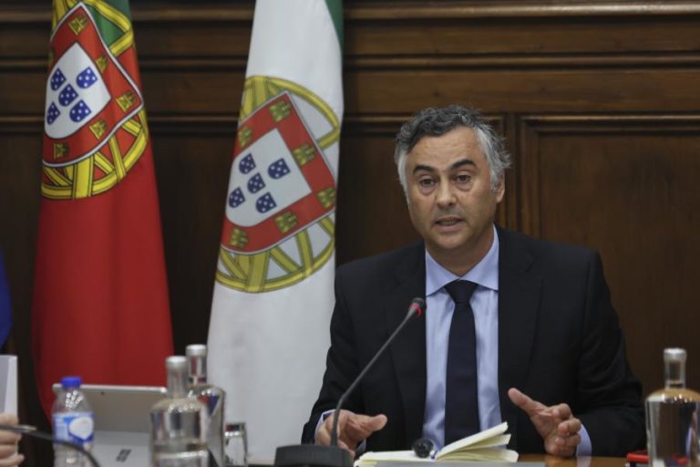 Ministro garante que 92% dos exames nacionais estão corrigidos