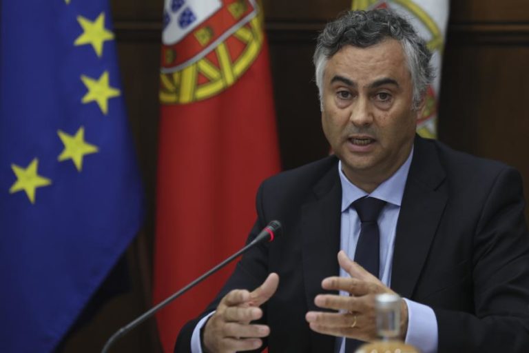 Ministro da Educação diz estar a “resolver tudo” no caso dos exames nacionais