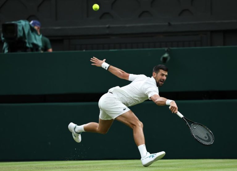 Wimbledon: Novak Djokovic vence Stefanos Tsitsipas e está na terceira ronda