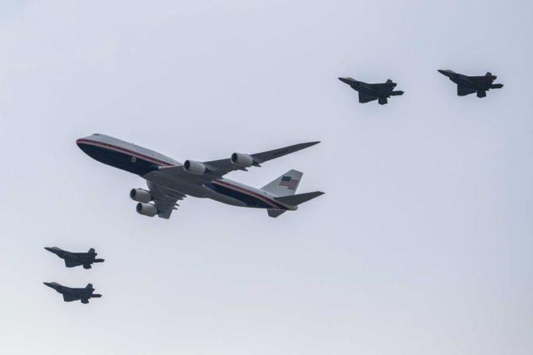 Jornalistas do New York Times intimados devido a artigo sobre Air Force One