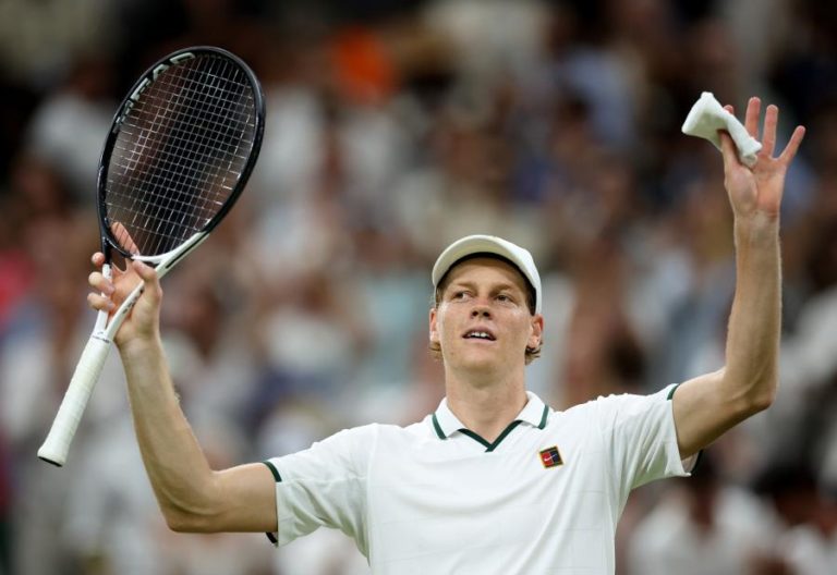 Wimbledon: Italiano Jannik Sinner avança para os ‘quartos’ na defesa do título