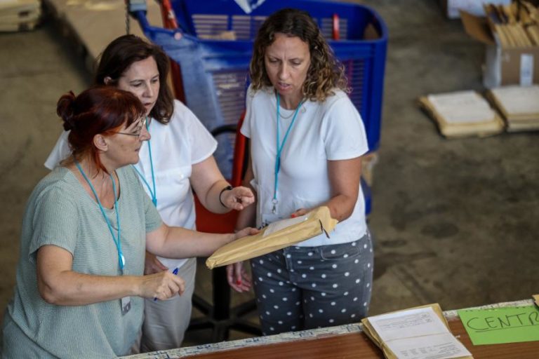 Docentes podem reportar problemas nos exames no sistema e repostas incompletas não estão a ser avaliadas