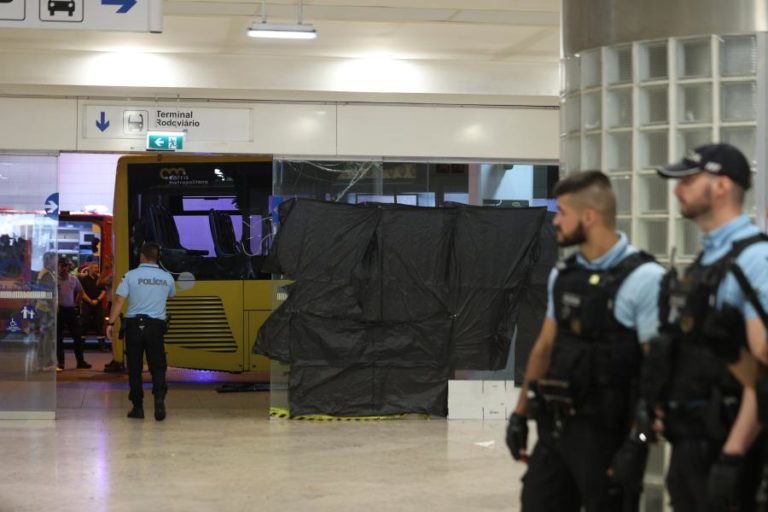 Doze dos 15 feridos no acidente do autocarro em Agualva-Cacém tiveram alta do Amadora/Sintra