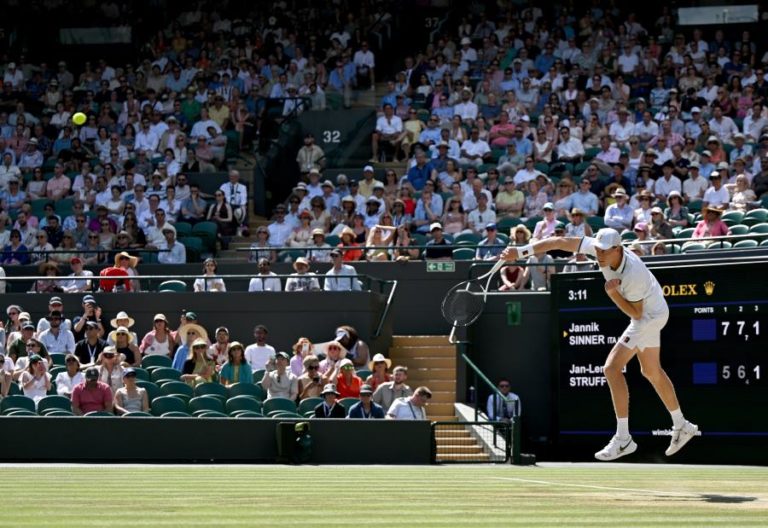 Tenista Jannik Sinner prossegue defesa do título e atinge ‘meias’ de Wimbledon