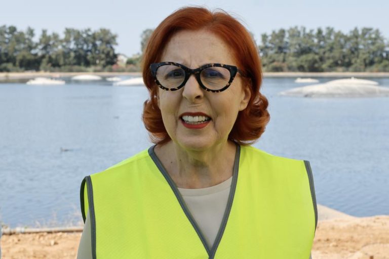 Ministra insiste em mapas nas praias para resolver polémica sobre chapéus-de-sol
