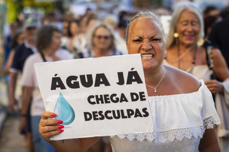 Movimento de cidadãos quer conhecer plano de contingência para a água durante festival na Caparica