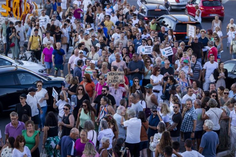 Cerca de 1.500 pessoas em protesto contra falta de água na Costa de Caparica, em Almada