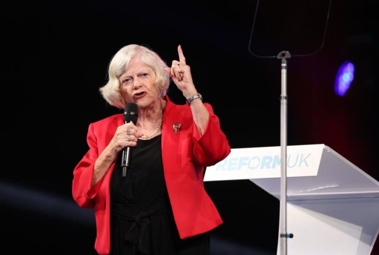 Morte de ex-deputada britânica Ann Widdecombe investigada como homicídio