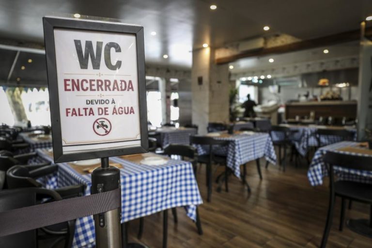 Amargo regresso à normalidade na Caparica com a água ainda incerta