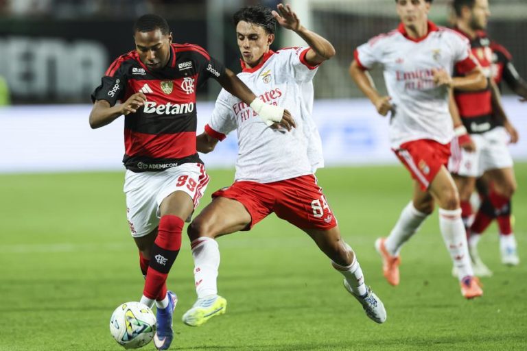 Benfica perde com Flamengo no primeiro jogo com público