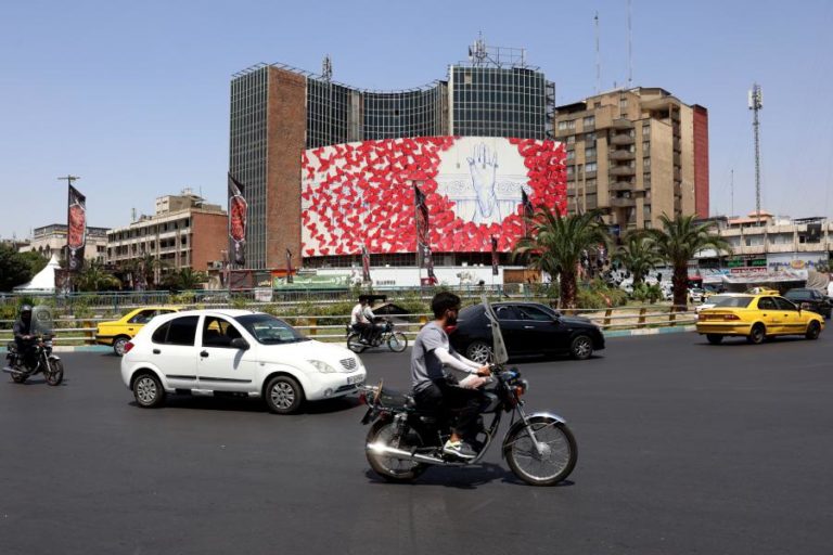 Estados Unidos atingem alvos iranianos pela terceira noite consecutiva