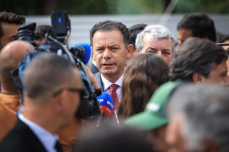Primeiro-ministro mantém confiança no ministro da Educação