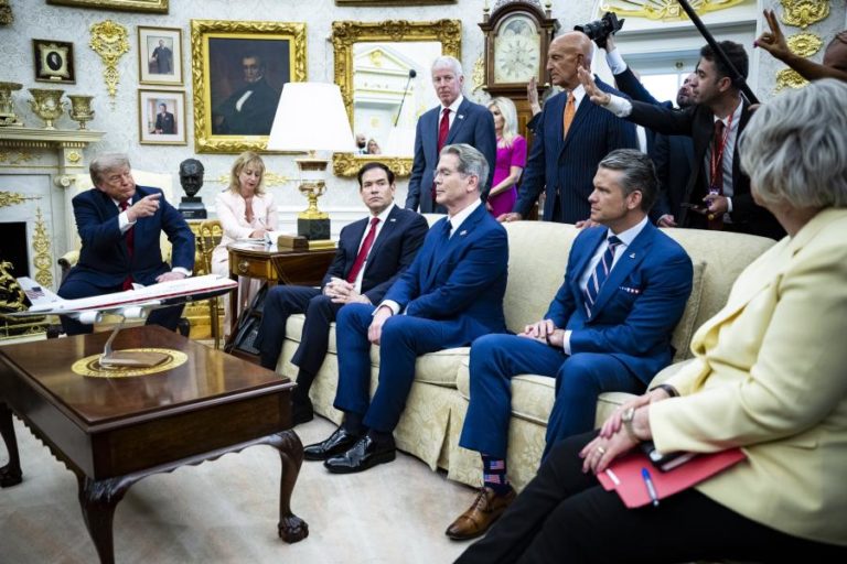Trump quer endurecer regras de vistos para estudantes e jornalistas