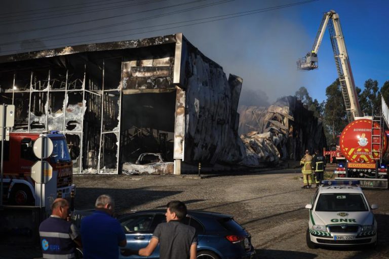 Incêndio em armazéns no concelho de Paredes em fase de rescaldo