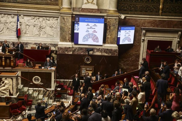 França aprova em definitivo lei que legaliza eutanásia e suicídio assistido