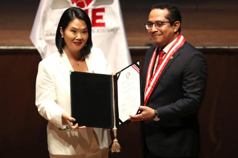 Keiko Fujimori toma posse como Presidente do Peru para mandato de cinco anos