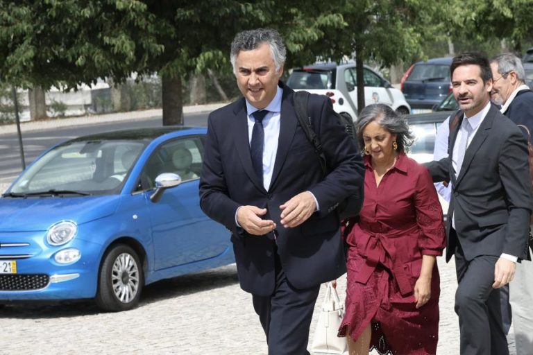 Ministro diz que faltam professores para classificar exames em falta