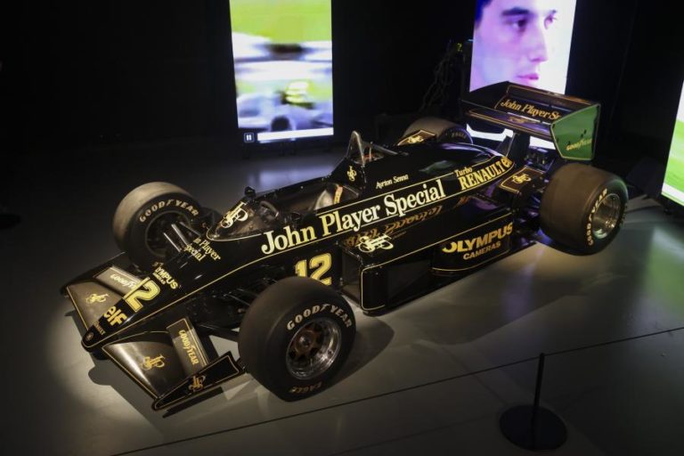 Carros de Ayrton Senna e Nelson Piquet na mostra de F1 no Museu do Caramulo