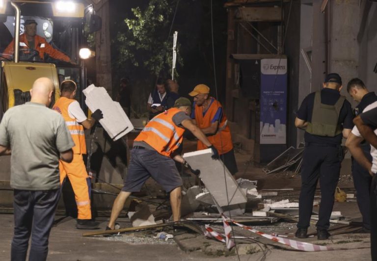 Ucrânia: 10 mortos e 20 feridos em ataques russos e ucranianos