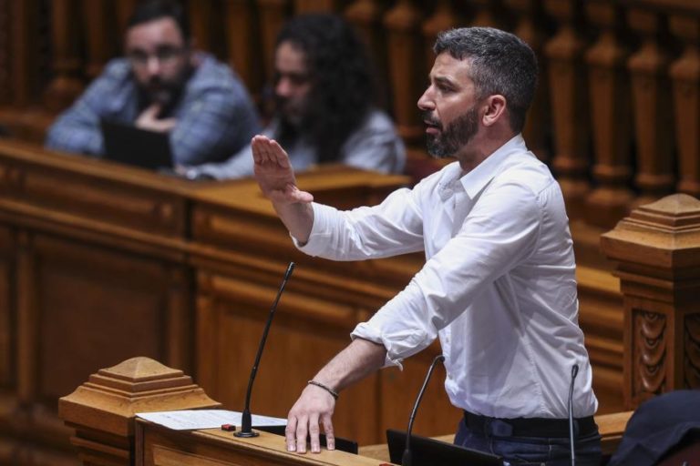 PCP e BE exigem fim das taxas aplicadas aos pedidos de reapreciação de provas