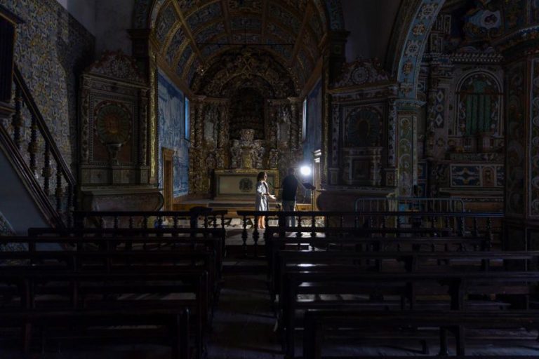 Escavações revelam novos enterramentos na capela-mor de igreja de Vila Franca do Campo