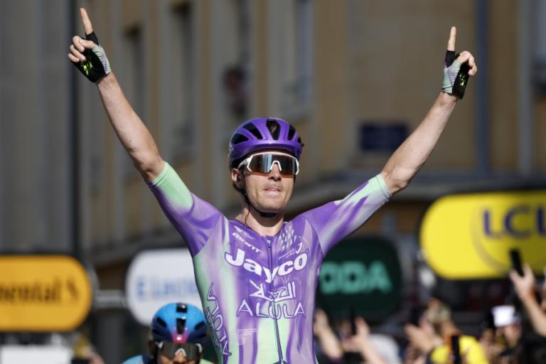 Schmid fugiu para o triunfo na 13.ª etapa e Pidcock para o quarto lugar da geral do Tour