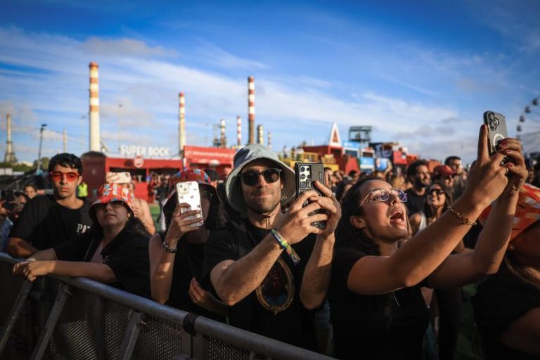 Festivaleiros dão nota positiva ao novo recinto do festival Marés em Matosinhos