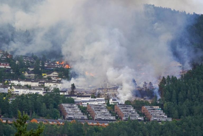 Mais de 100 casas destruídas em incêndio na Noruega