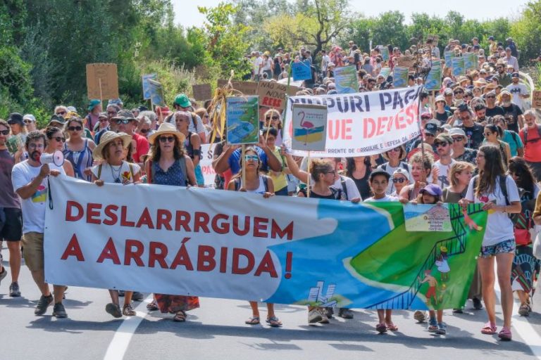 Centenas de pessoas marcham em Setúbal contra privatização de praias e acessos da Arrábida