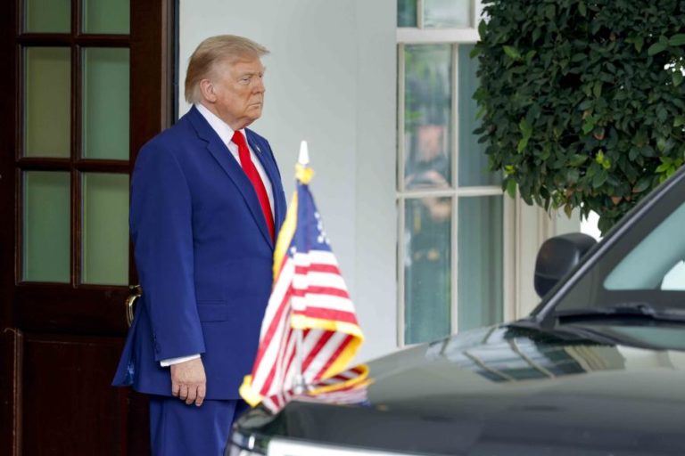 Trump diz que Irão “está desesperado” para negociar