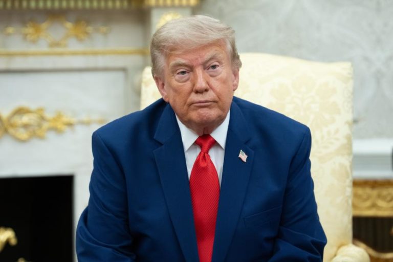 Trump ameaça destruir infraestruturas civis iranianas por cada ataque no estreito de Ormuz