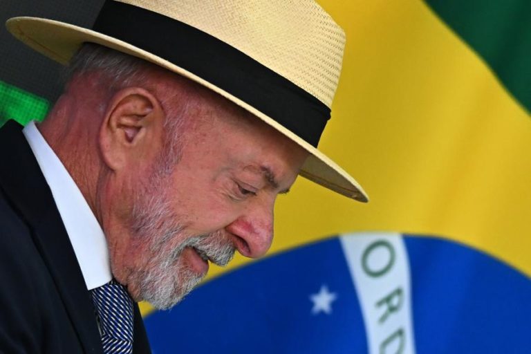 Lula diz que “ninguém vai meter o bedelho nas eleições” do Brasil entre críticas aos EUA e à Argentina