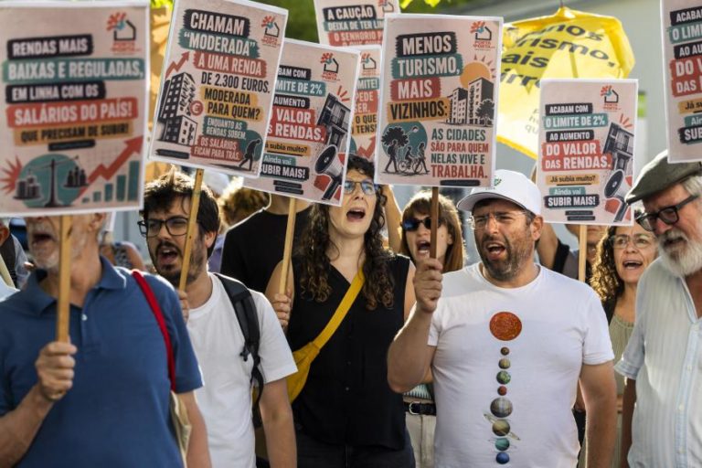 Coletivos da plataforma Casa Para Viver protestam em Lisboa contra “ataque aos arrendatários”