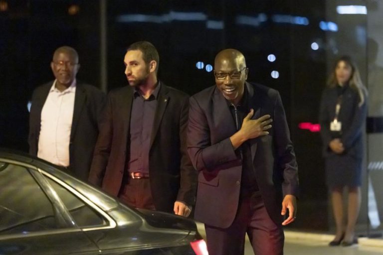 Domingos Simões Pereira chega a Lisboa mas promete voltar à Guiné-Bissau para continuar “combate”
