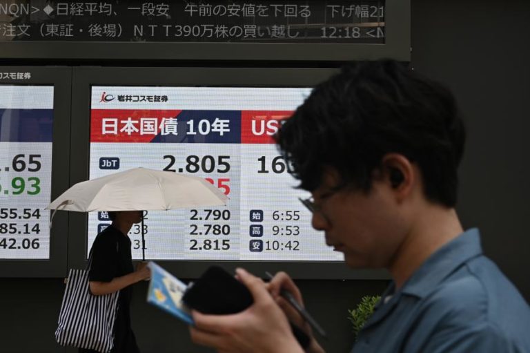 Quedas no setor tecnológico levam Nikkei a perda de 4% na abertura
