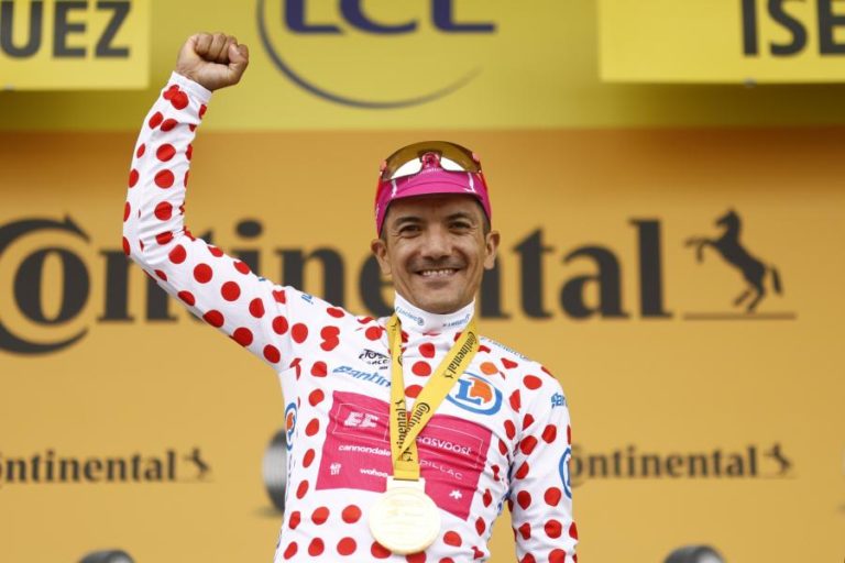 Tour: ‘Rei’ da montanha Carapaz eleito o mais combativo da 113.ª edição